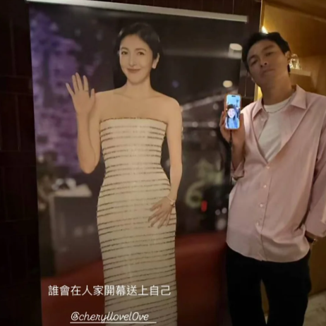 楊謹華以超大人形易拉展「現身」,祝賀楊祐寧火鍋店開幕。(圖/翻攝楊祐寧IG)