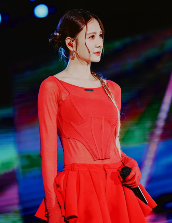 安心亞新北耶誕城開唱,卻有網友酸〈呼呼〉唱了10幾年。(圖/翻攝安心亞IG)