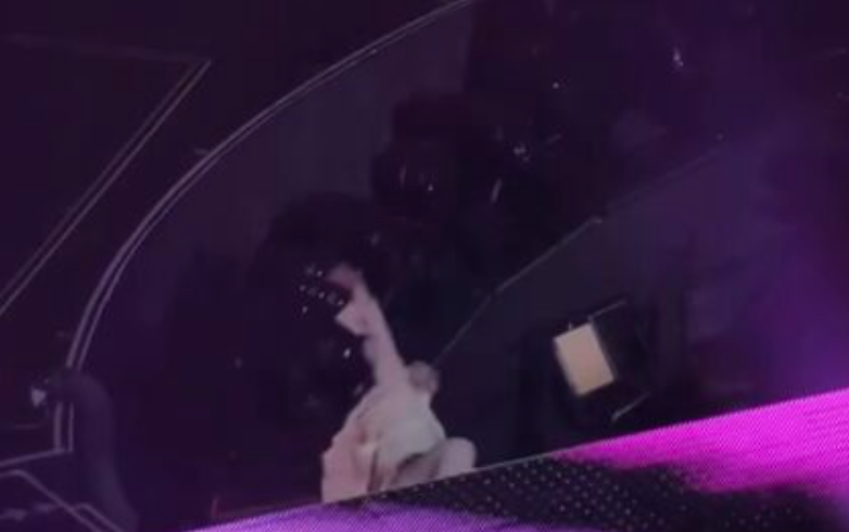 阿信演唱時不慎摔落舞台。（圖／翻攝微博）