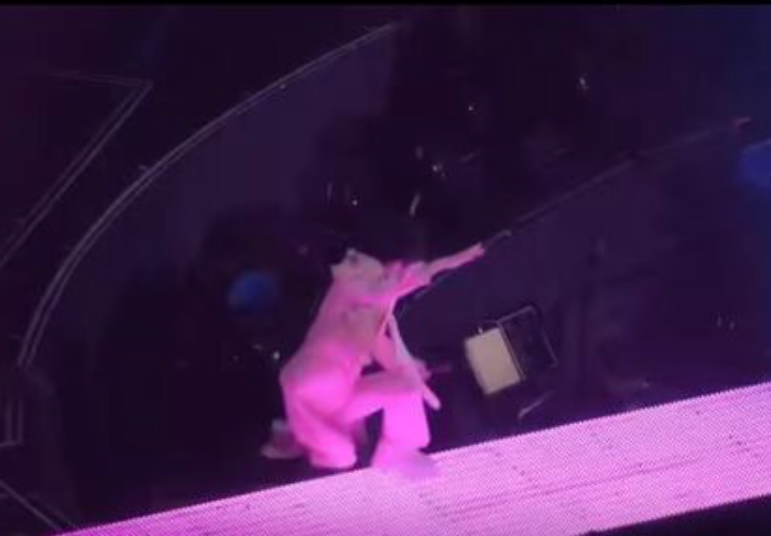 阿信演唱時不慎摔落舞台。（圖／翻攝微博）