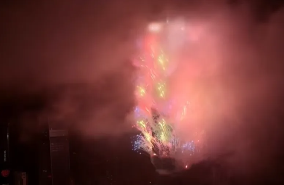 受下雨影響，101跨年煙火只見煙霧一片。（圖／台北市觀傳局提供）