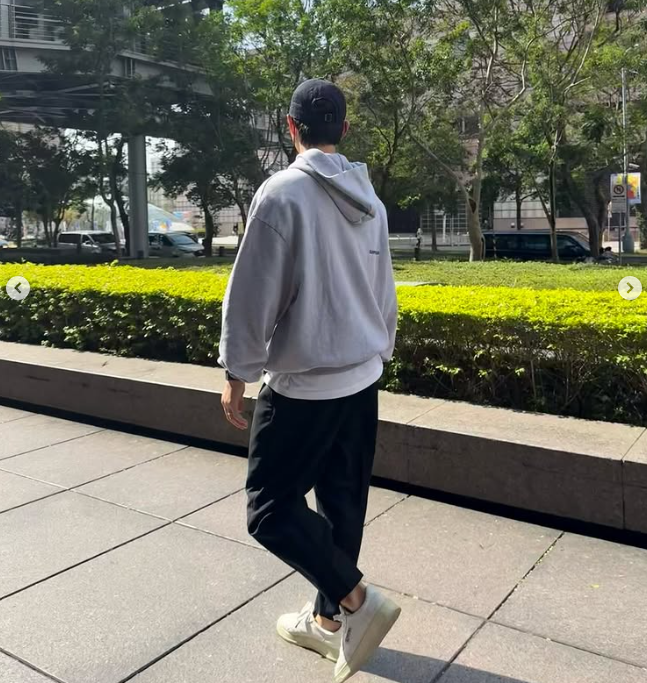 宋仲基逛台北街頭買香菜零食。（圖／翻攝宋仲基IG）