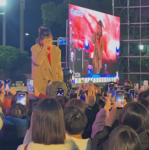 曾沛慈在尾牙唱到一半意外在舞台上摔倒。(圖/翻攝曾沛慈IG)