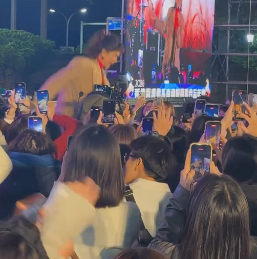 曾沛慈在尾牙唱到一半意外在舞台上摔倒。(圖/翻攝曾沛慈IG)