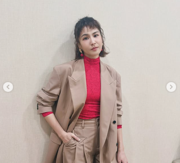 曾沛慈在尾牙唱到一半意外在舞台上摔倒。(圖/翻攝曾沛慈IG)