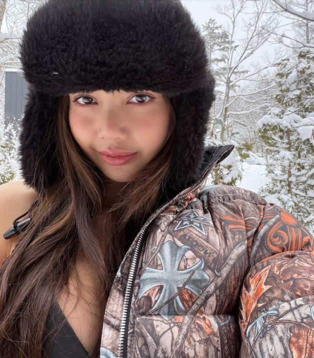 Lisa曬出一系列雪地比基尼美照。（圖／翻攝Lisa IG）