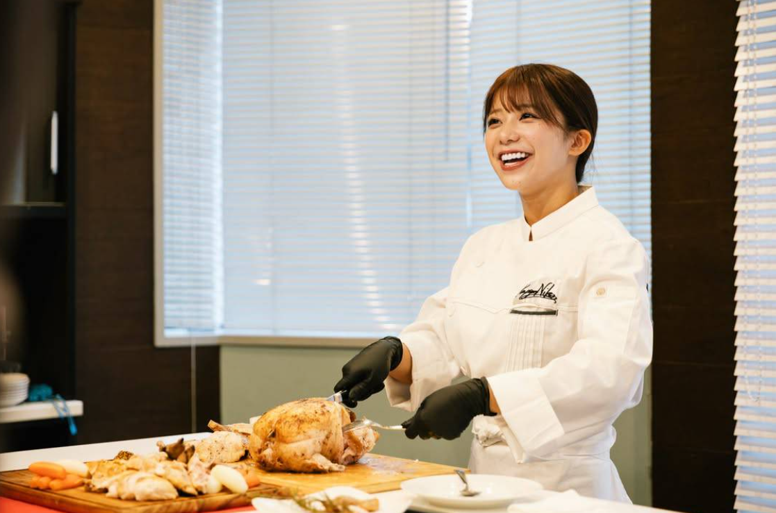 川越鈴子一邊拍片，一邊繼續進修廚藝。（圖／翻攝IG）