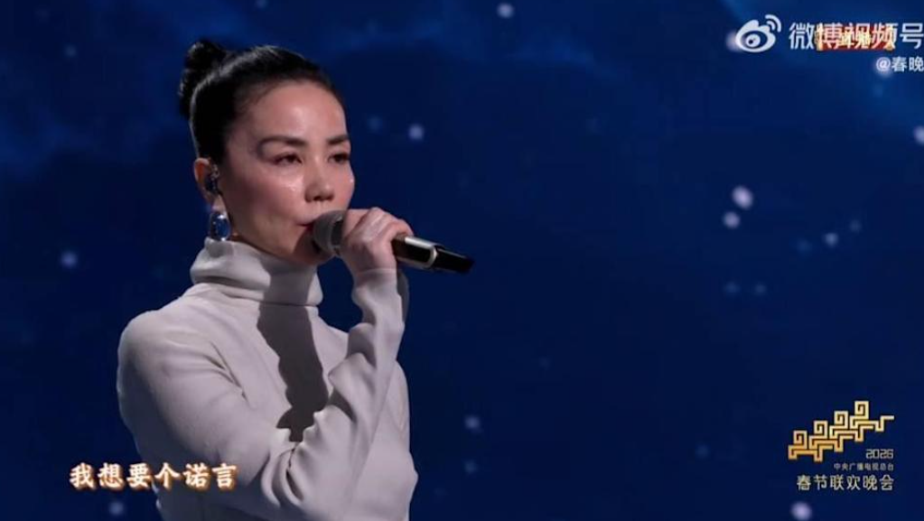 王菲佩戴的透明水滴形耳環又成為熱門單品。（圖／翻攝微博）