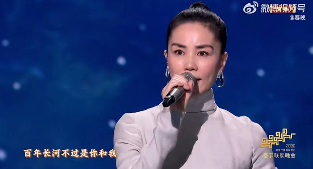 王菲佩戴的透明水滴形耳環又成為熱門單品。（圖／翻攝微博）