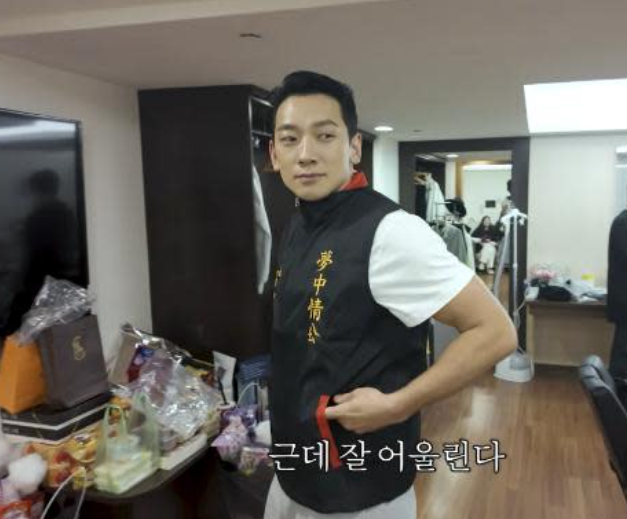 Rain穿上粉絲送的宮廟背心。（圖／翻攝Rain YouTube）