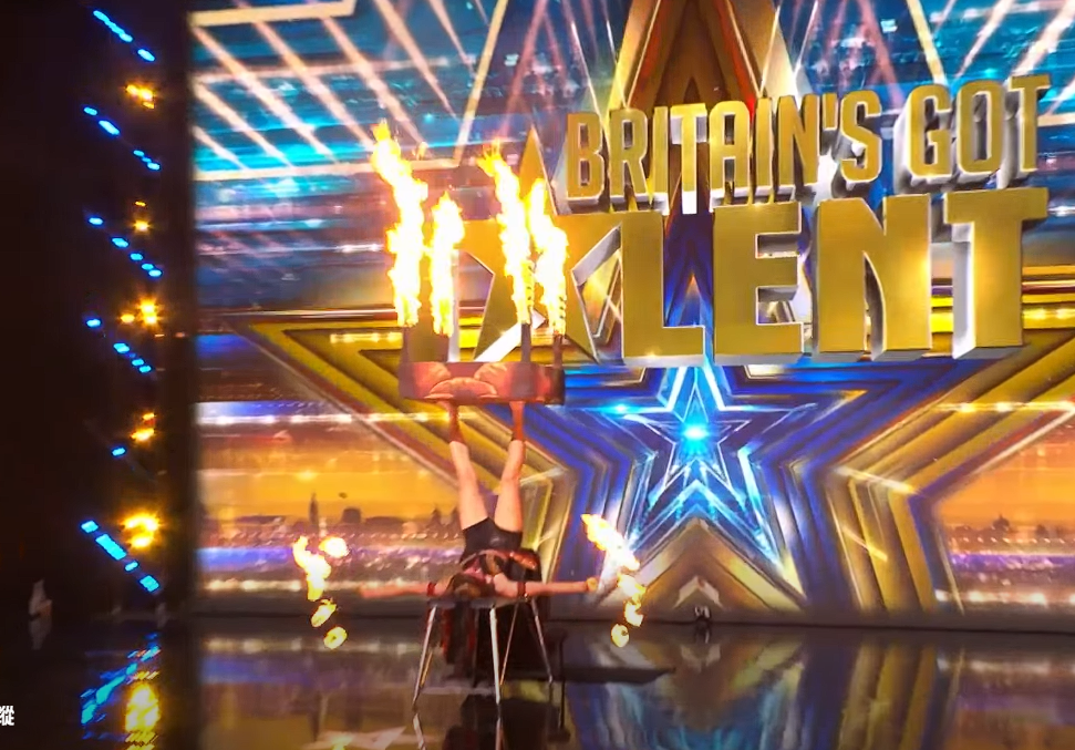 楊立微用雙腿滾火缸及火桌。(圖/翻攝楊立微臉書)