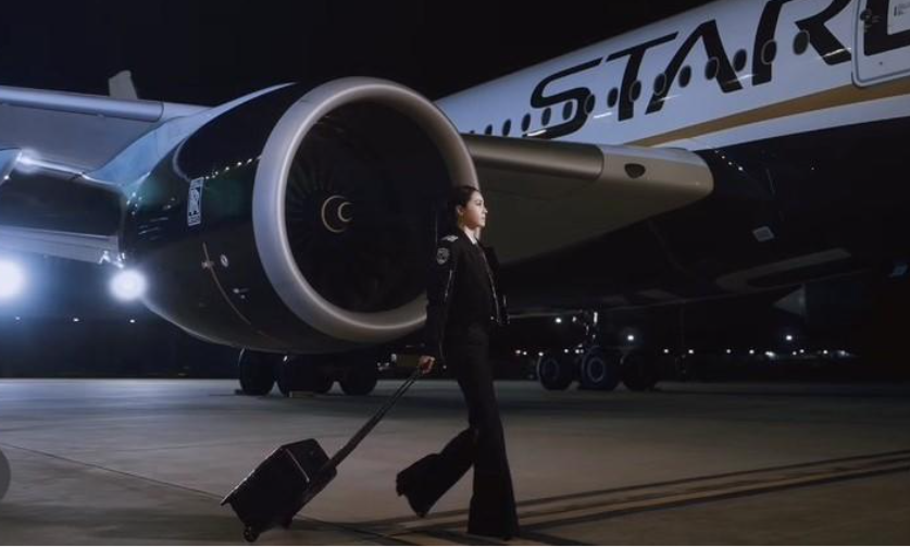 蔡依林穿機長制服重拍《布拉格廣場》MV。(圖/翻攝IG)