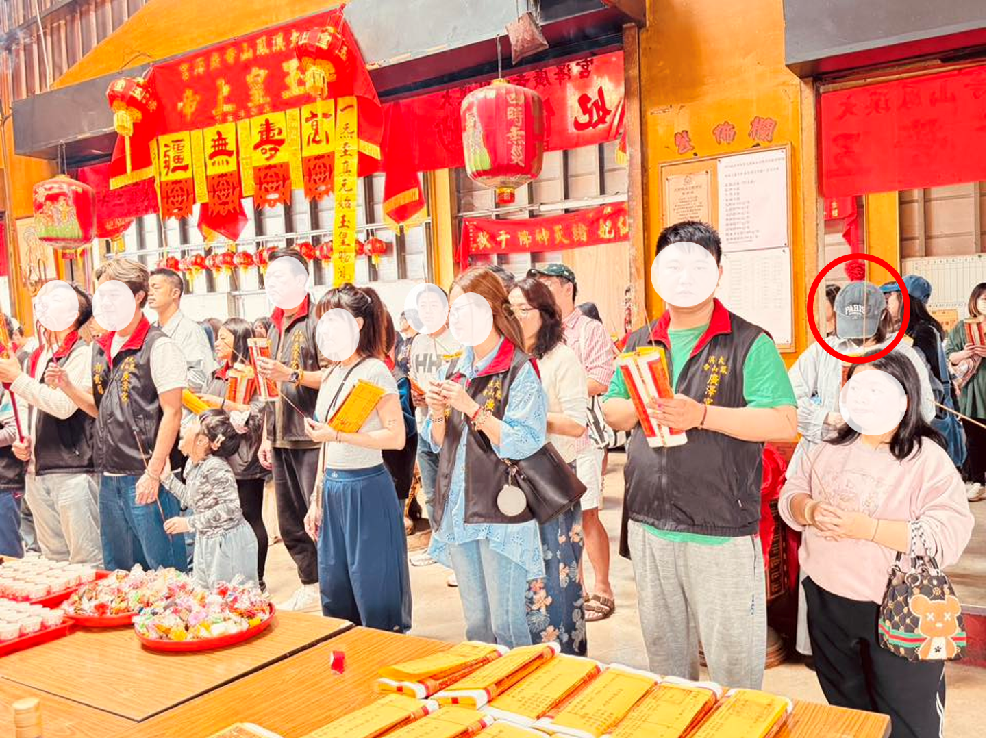 粿粿(紅圈戴帽者)站在另一端。(圖/翻攝大溪鳳山寺廣澤宮臉書)