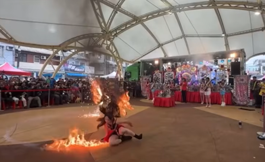 女舞者火舞表演時滑倒,造成下半身著火。(圖/翻攝爆料公社)