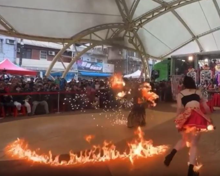 女舞者火舞表演時滑倒,造成下半身著火。(圖/翻攝爆料公社)