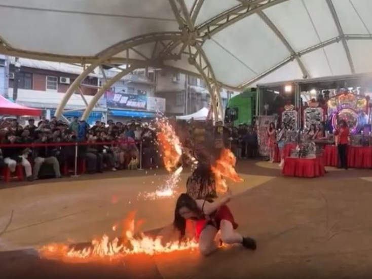 女舞者火舞表演時滑倒,造成下半身著火。(圖/翻攝爆料公社)