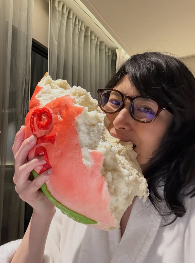 安潔拉佐藤回到房間後看到巨型壽桃。(圖/翻攝安潔拉佐藤IG)