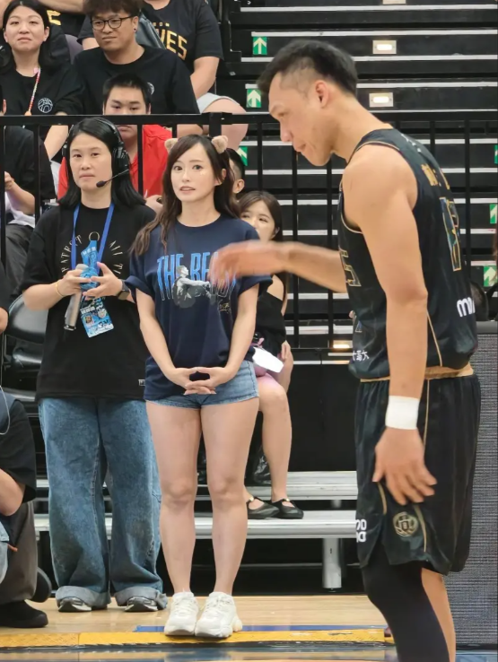 丹丹分享與林志傑合照,卻因身材遭到酸民批評。(圖/翻攝丹丹Threads)