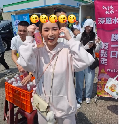 許維恩在人群中發結緣水。(圖/翻攝許維恩IG)