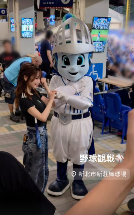 桃乃木香奈現身新莊棒球場。(圖/翻攝桃乃木香奈IG)