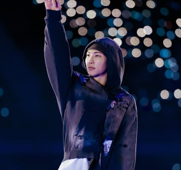 RM遭日本媒體公開抽菸及亂丟菸蒂的違規行為。（圖／翻攝RM IG）