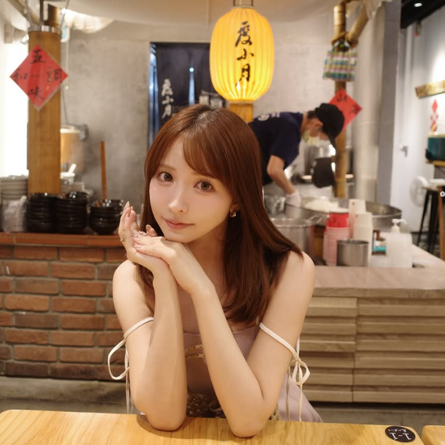 三上悠亞現身大稻埕。（圖／翻攝三上悠亞IG）