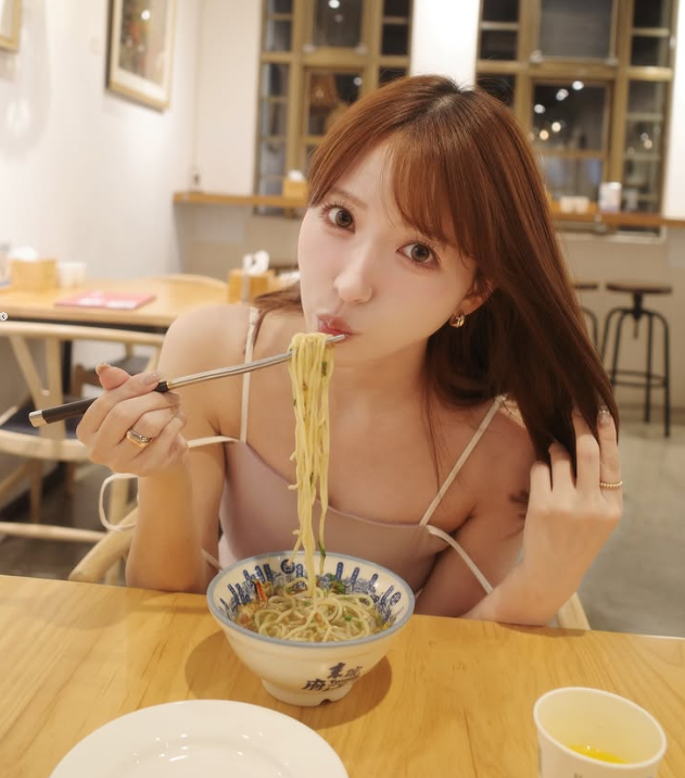 三上悠亞現身大稻埕。（圖／翻攝三上悠亞IG）