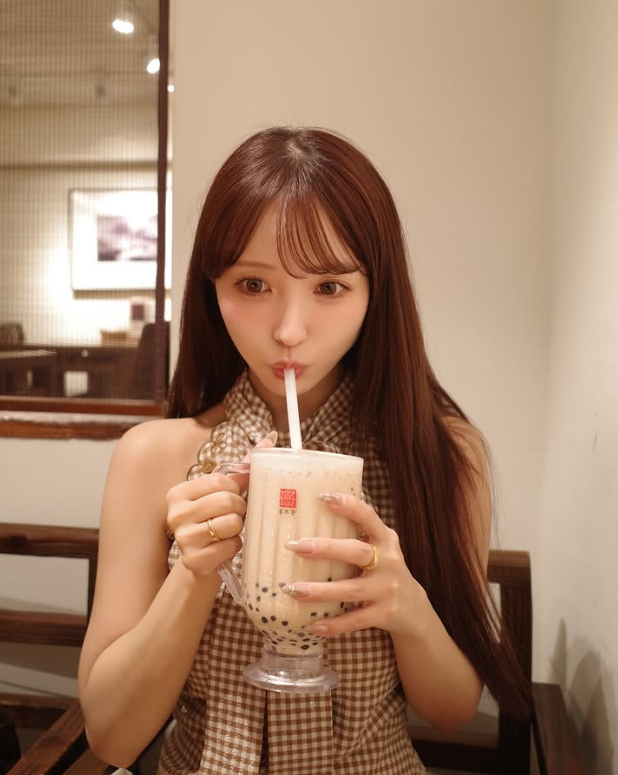 三上悠亞現蹤台中喝珍珠奶茶。(圖/翻攝三上悠亞IG)