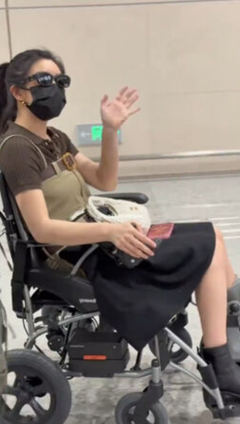 陳妍希現身機場，仍坐輪椅行動。（圖／翻攝微博）