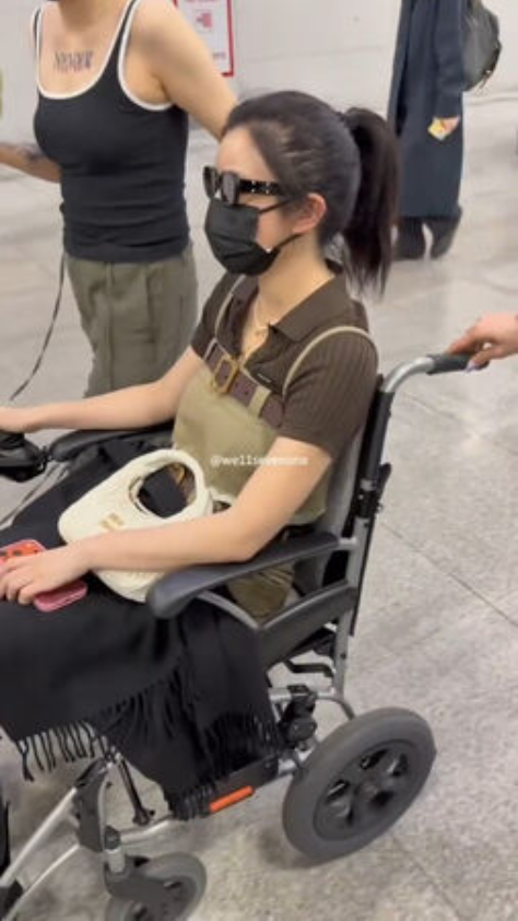 陳妍希現身機場，仍坐輪椅行動。（圖／翻攝微博）