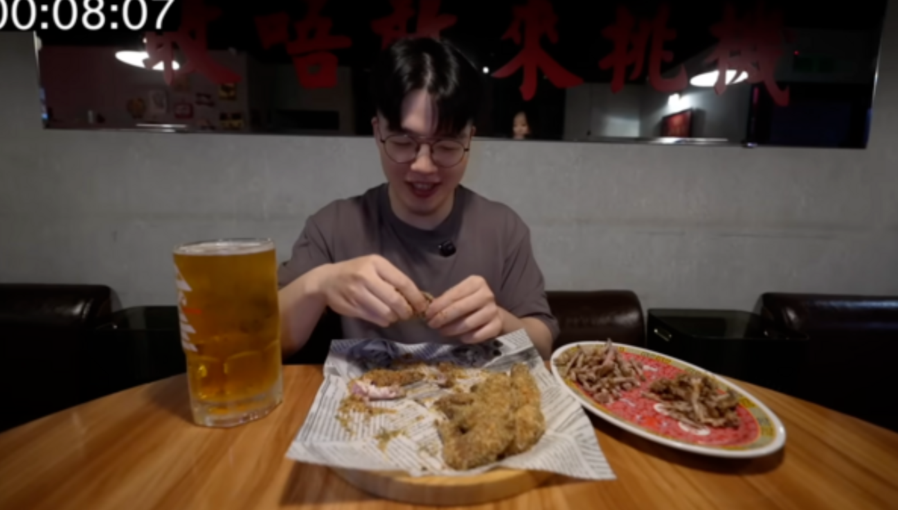 吃貨豪豪挑戰吃雞翅。（圖／翻攝吃貨豪豪YouTube）