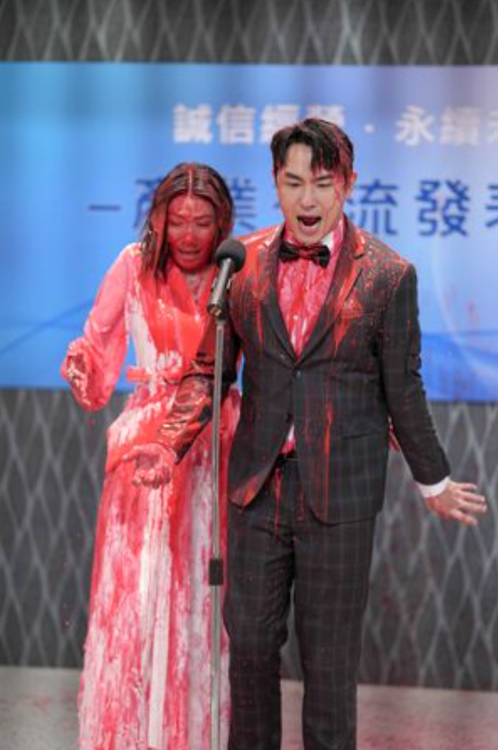 大牙演出反派角色，遭賞巴掌、潑紅漆。（圖／三立提供）