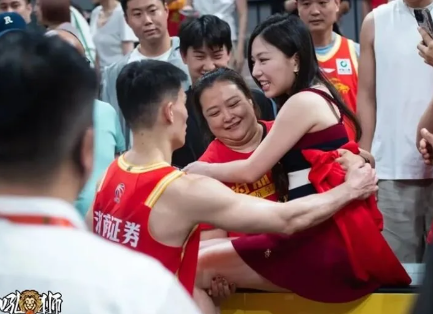 蔡尚樺現身球場替林秉聖加油，兩人互動親密。（圖／翻攝zuccsabonisi虎撲）