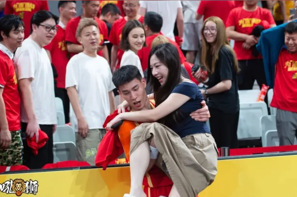 蔡尚樺現身球場替林秉聖加油，兩人互動親密。（圖／翻攝zuccsabonisi虎撲）