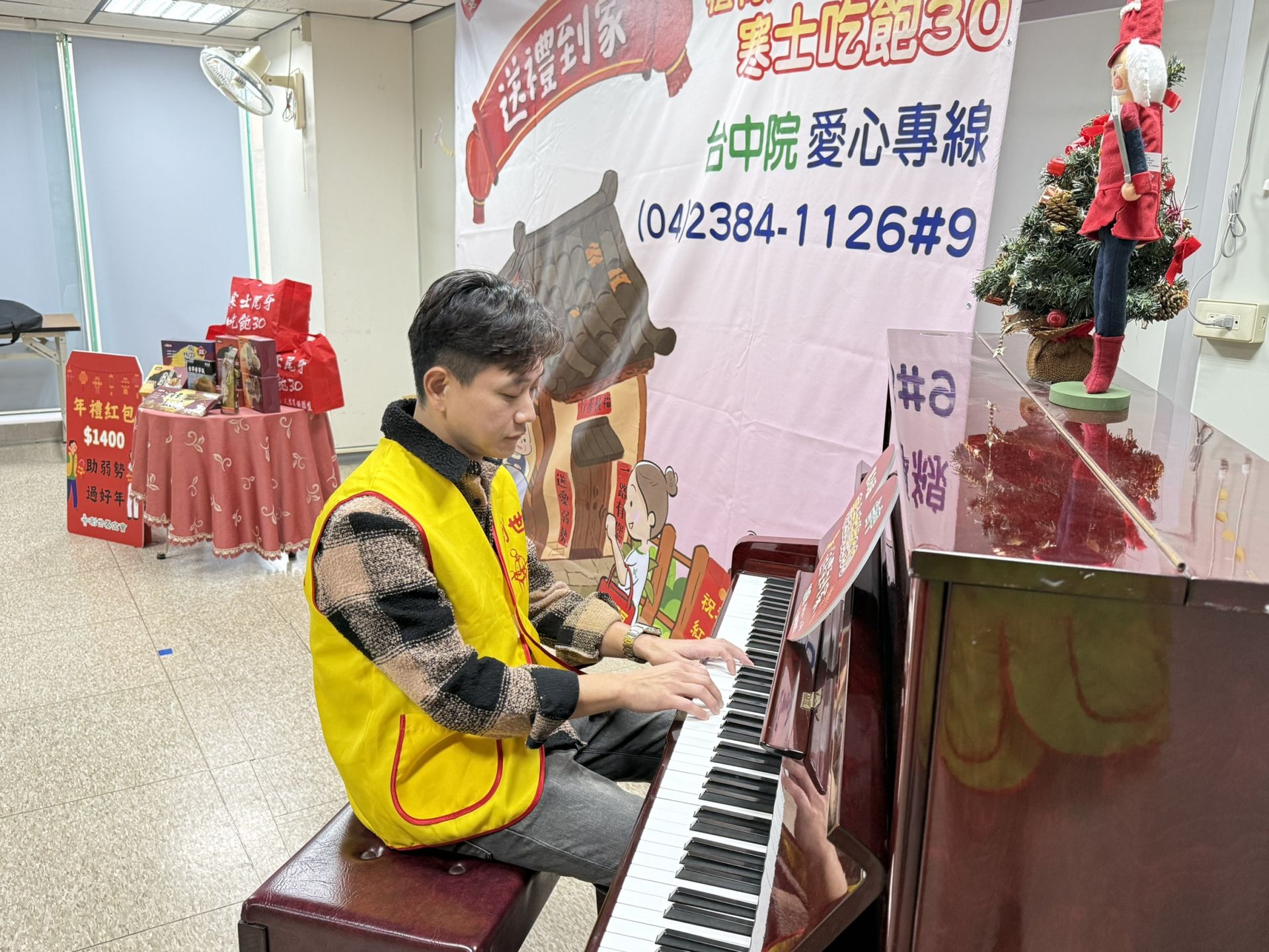 陳家逵受邀擔任創世基金會台中院「送禮到家」愛心大使，現場鋼琴自彈自唱，為植物人及家屬送上祝福。