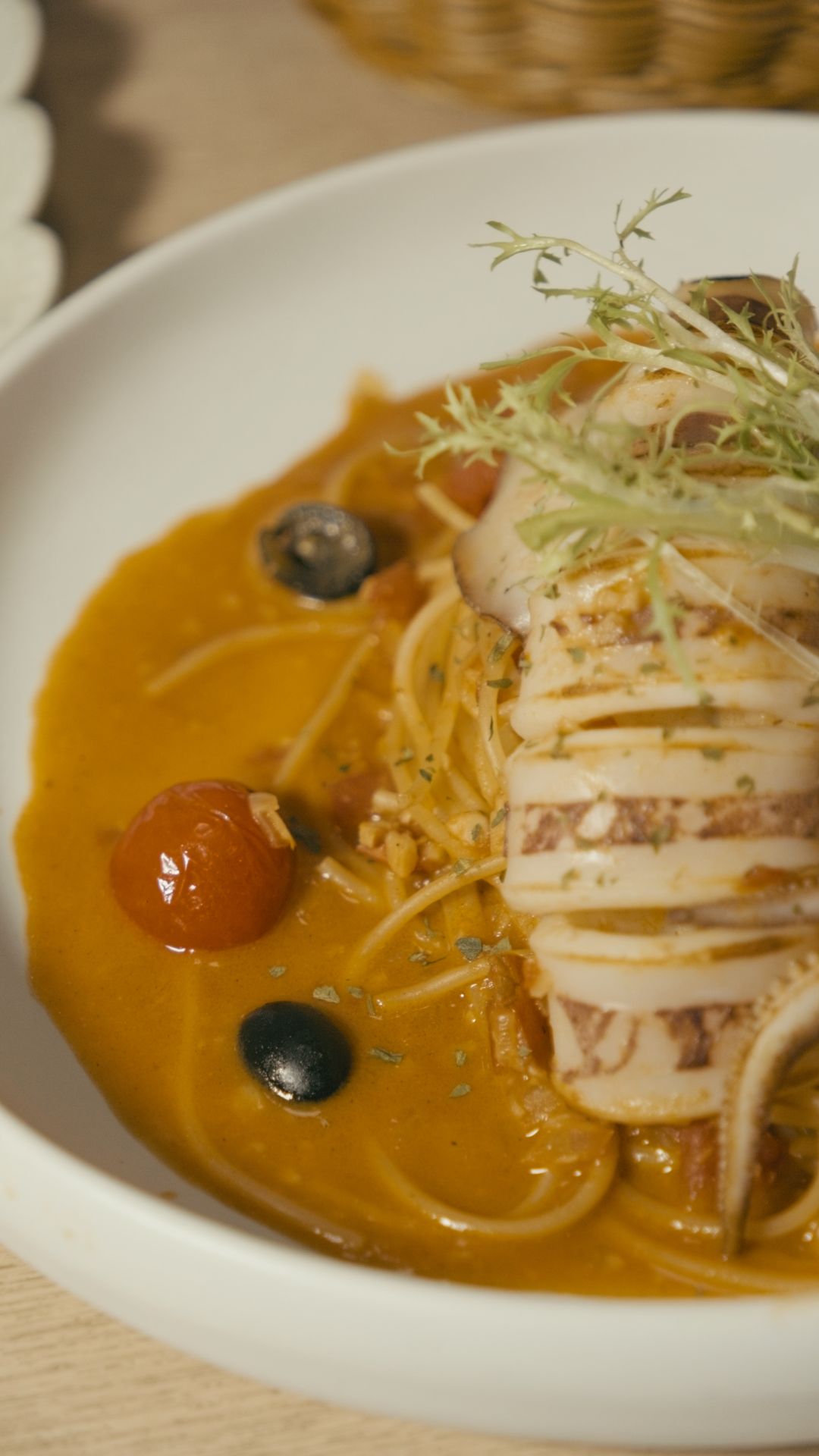 從備料到上桌，每一道晚餐都承載對食材的尊重，也是一份對客人的溫柔心意。