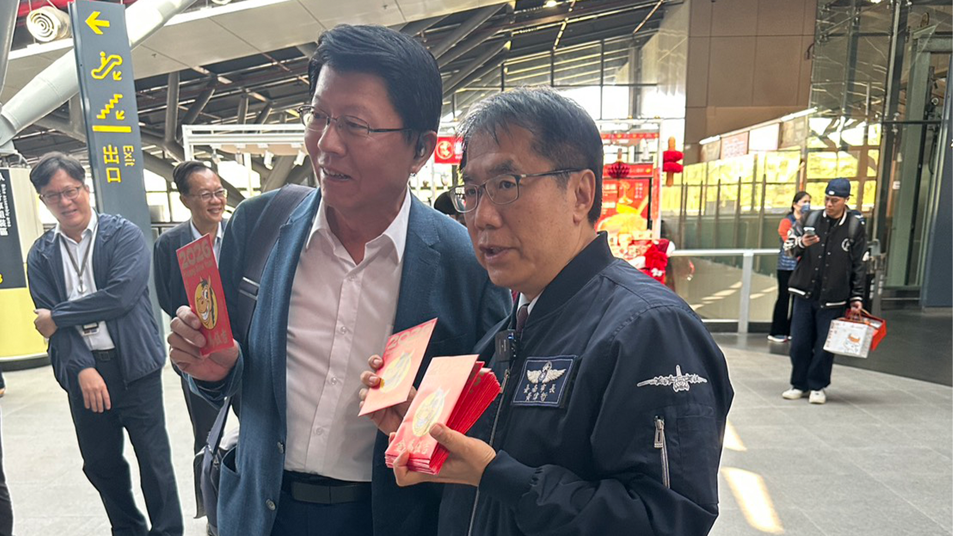 ▲春節首日湧人潮！黃偉哲親赴雙鐵站發紅包拜年 巧遇謝龍介驚喜同框（圖／記者王俊勝 翻攝，下同）