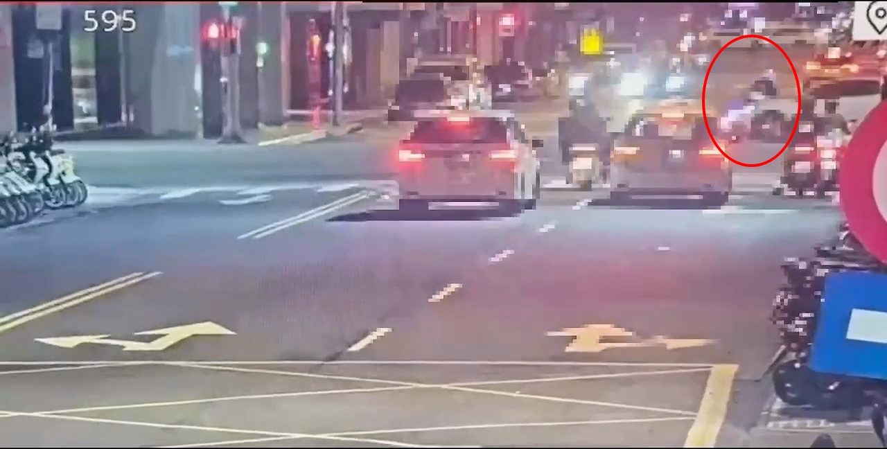 ▲員警傷重送醫。（翻攝畫面）