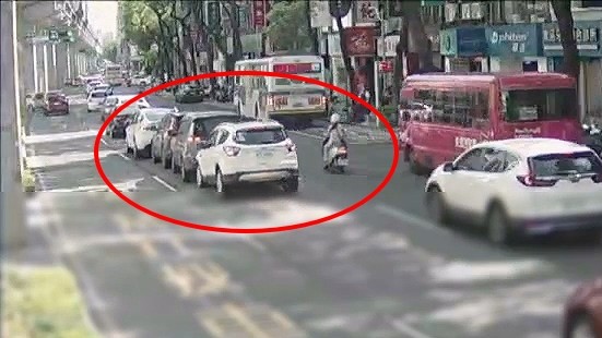 ▲新北板橋4車追撞。（翻攝畫面）