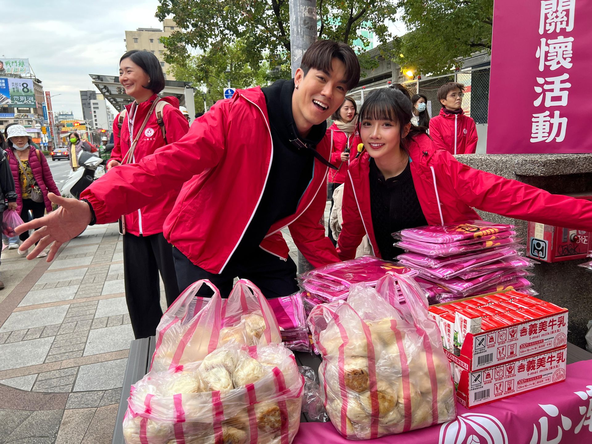 心潮麗天協會攜手啦啦隊女神衣宸（右）、新加坡藝人兆群（左）於寒流期間走進街頭寒冬送暖，親自發放熱食、熱茶與防寒物資，關懷街友基本生活安全。 （圖／心潮麗天協會提供）