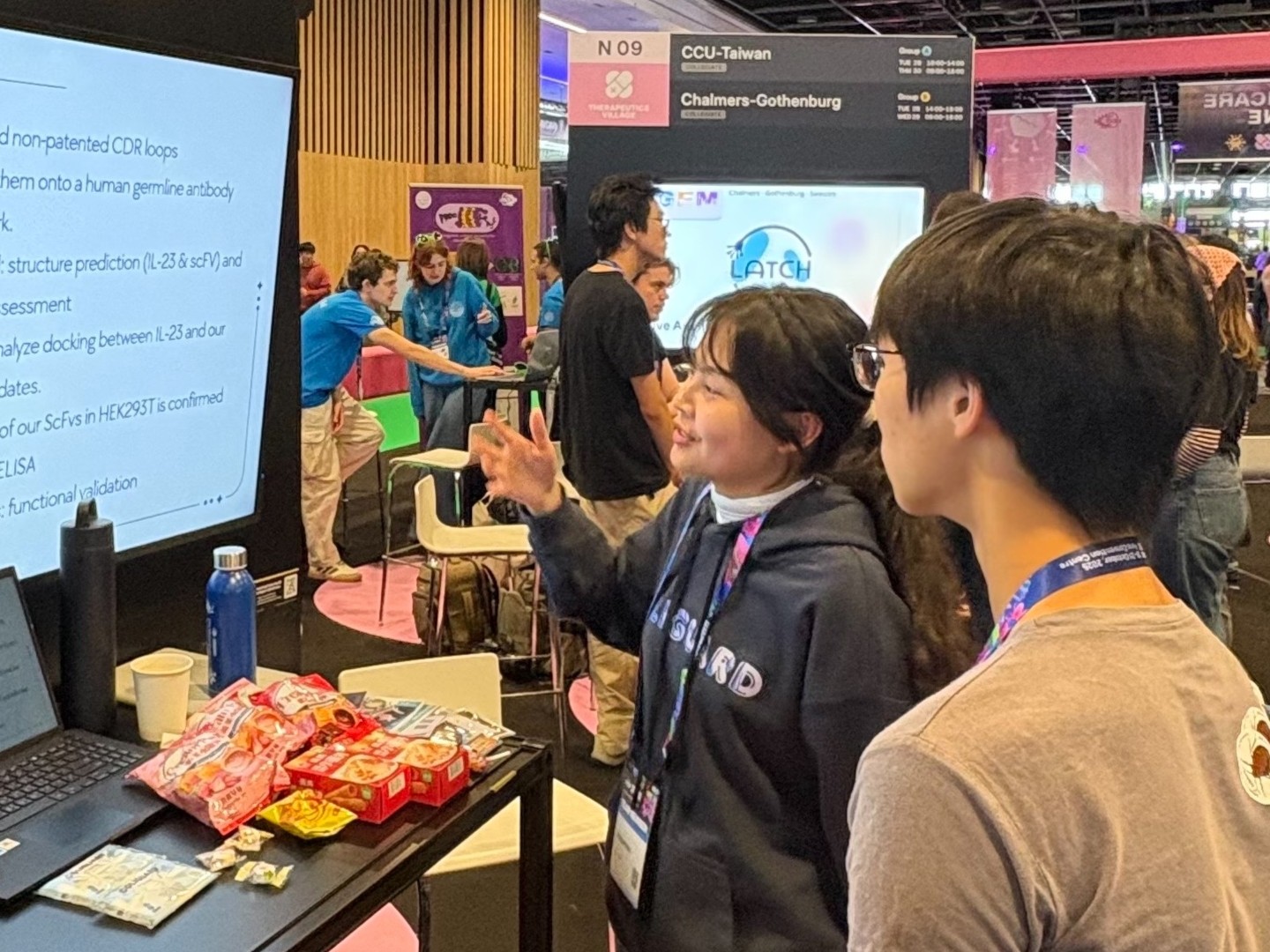 中山醫大 iGEM 團隊成員向來自世界各國的選手與研究者介紹研究成果,展現台灣青年在國際學術舞台的專業表現。