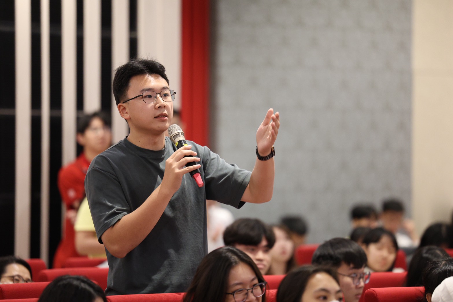 中山醫大學生踴躍提問，與侯文詠進行深度交流。官方提供