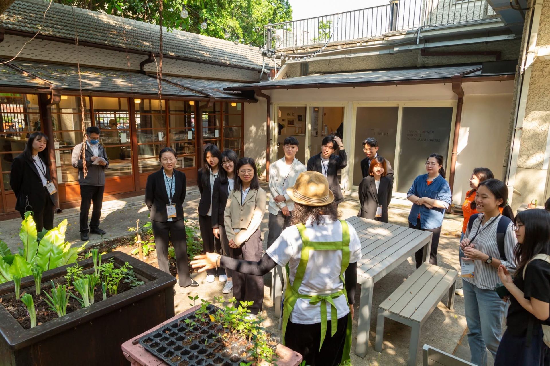 參賽團隊參訪「不老夢想125號」，了解不老夢想、銀髮就業與青銀共創的發展理念。