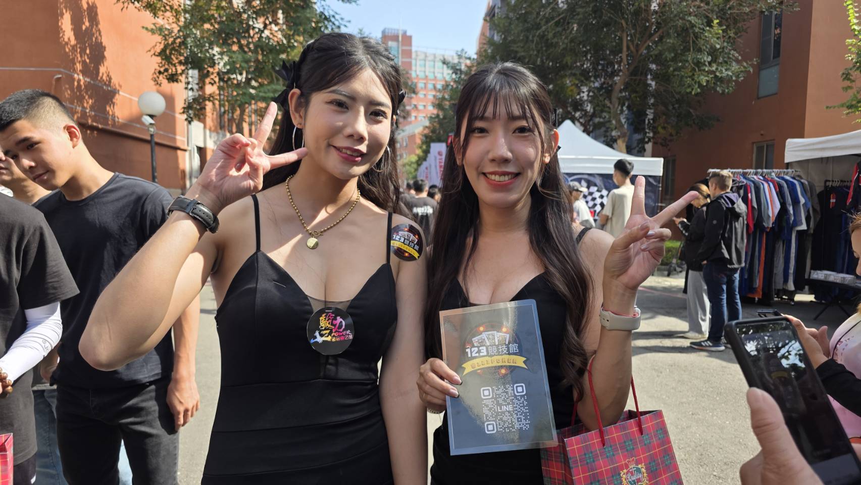 ▲車展現場的 Show Girl。活動除了新車與技術展示外,亦透過美女模特兒的專業呈現,為車展增添亮點(圖/記者王俊勝 翻攝)