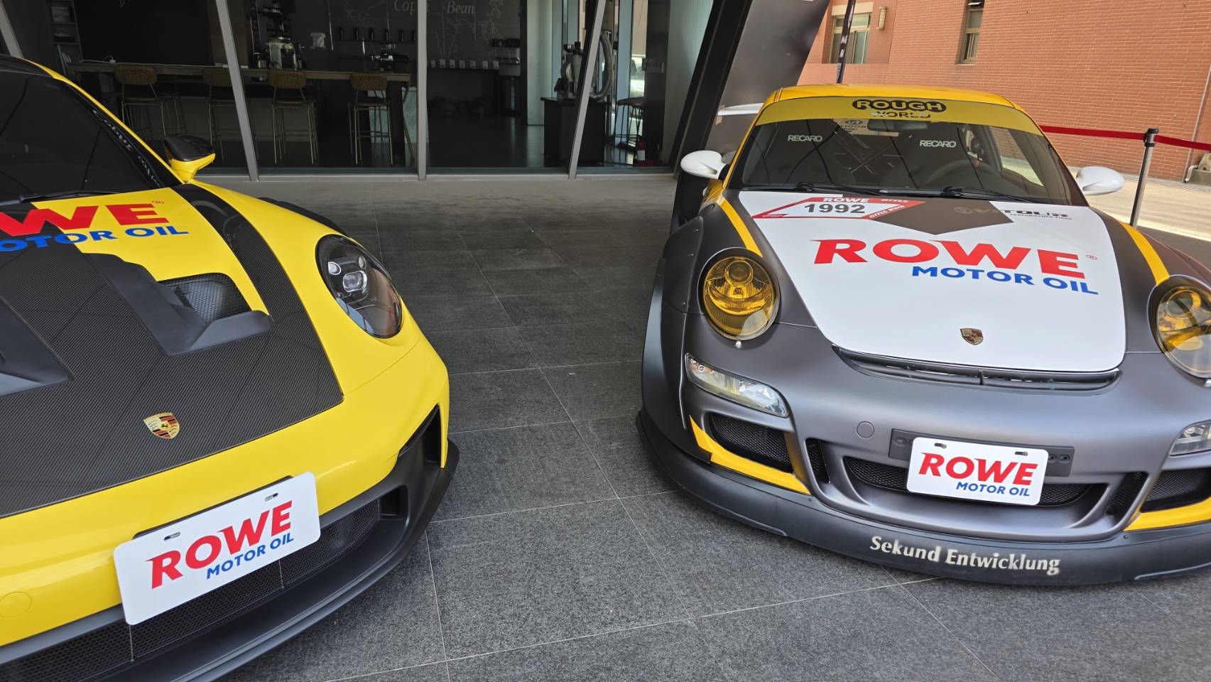 ▲數輛名貴跑車與經典車款,為愛車人士帶來極具震撼的視覺盛宴。(圖/記者王俊勝 翻攝)