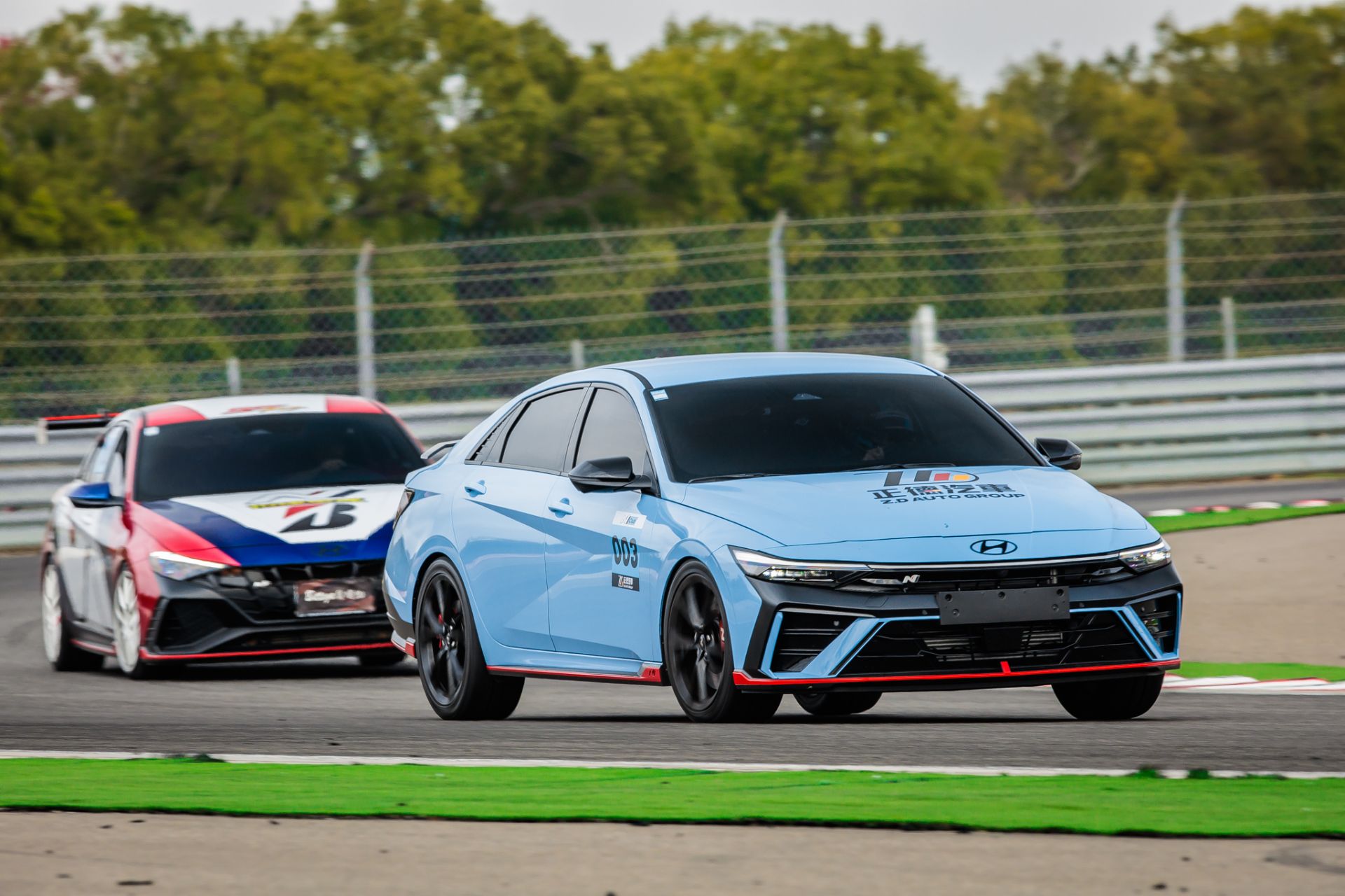 Hyundai Avante N 於賽道彎中展現穩定的車身姿態與精準指向性，實際操駕下，前驅設定在電子限滑差速器輔助下，仍保有良好過彎表現。