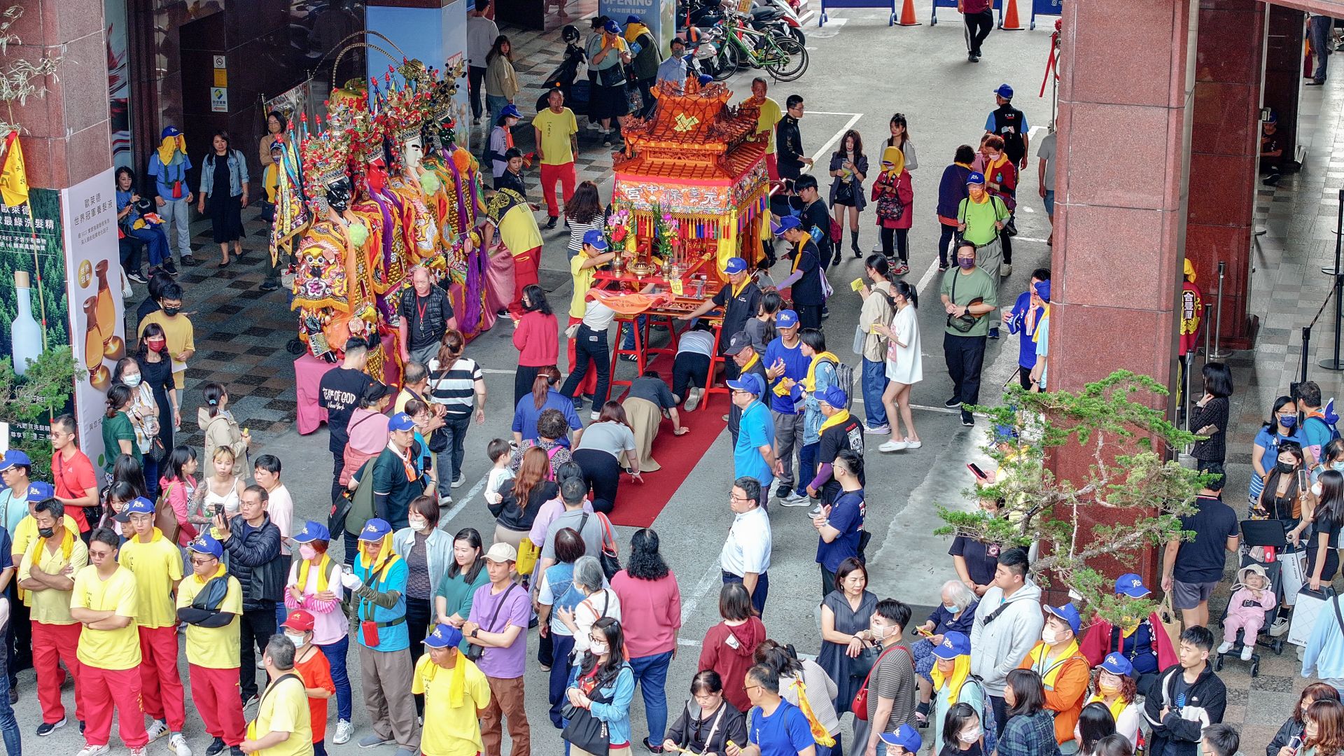 台中「醫神出巡」超狂！大道公遶境走進百貨、醫院祈福掀熱議