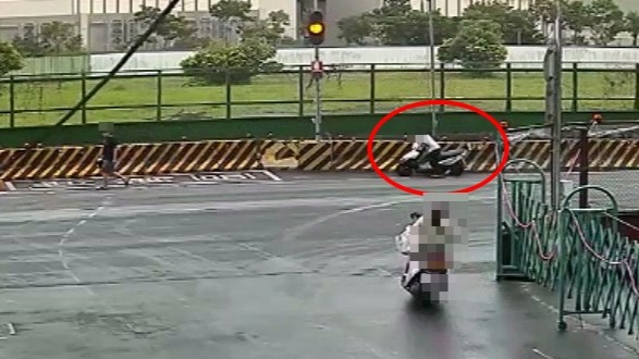 ▲騎士起身把機車牽走。（翻攝畫面）