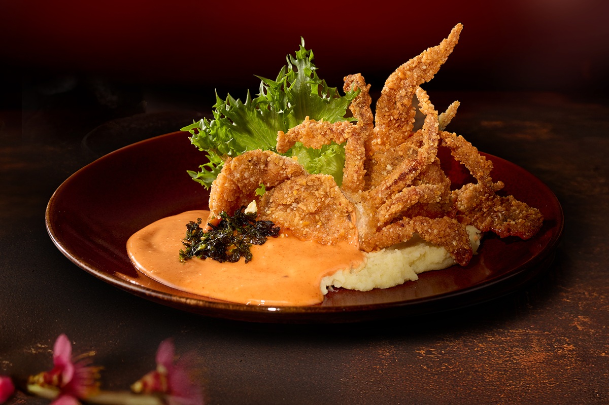 即日起至2/28，憑「藝奇」社群或官網活動畫面，內用兩客套餐招待金黃酥炸軟殼蟹。（圖／王品集團提供）