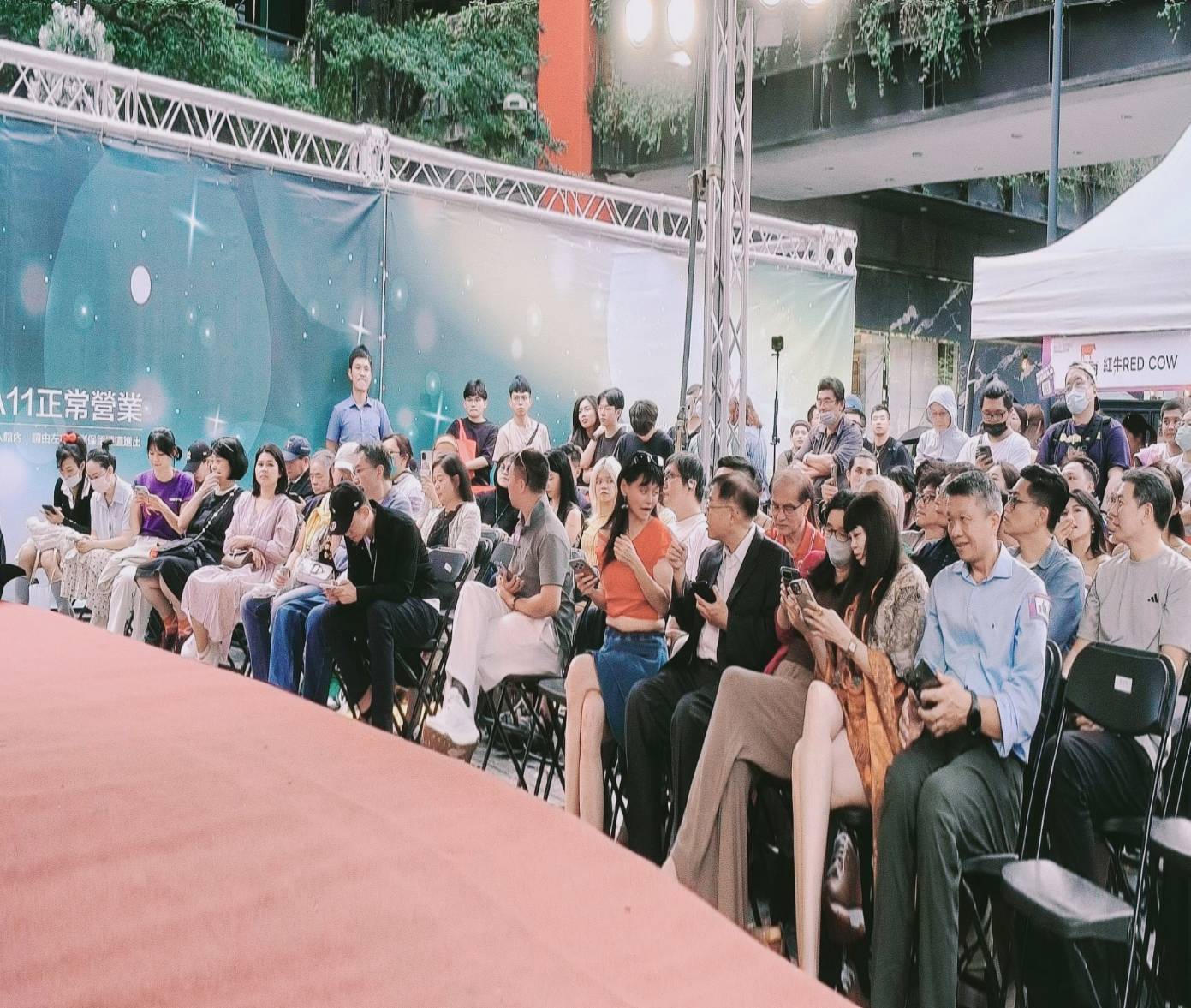 2025 臺北網紅節在信義區香堤大道登場,吸引大批民眾與粉絲到場參與,展現網紅經濟與商圈合作的熱度。